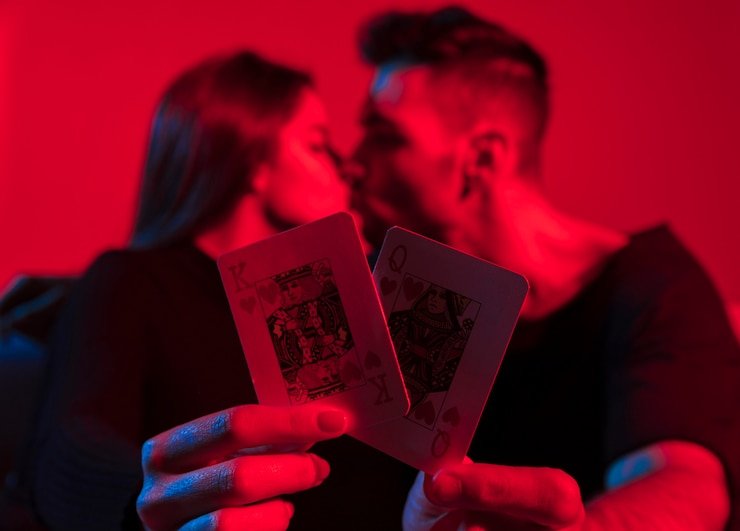 Studio pertunjukan permainan langsung dengan host profesional di lampion togel